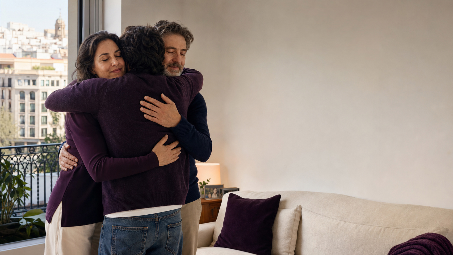Familiares sonriendo durante una videollamada